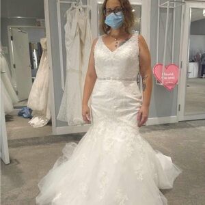 Elegant White Lace Wedding Dress